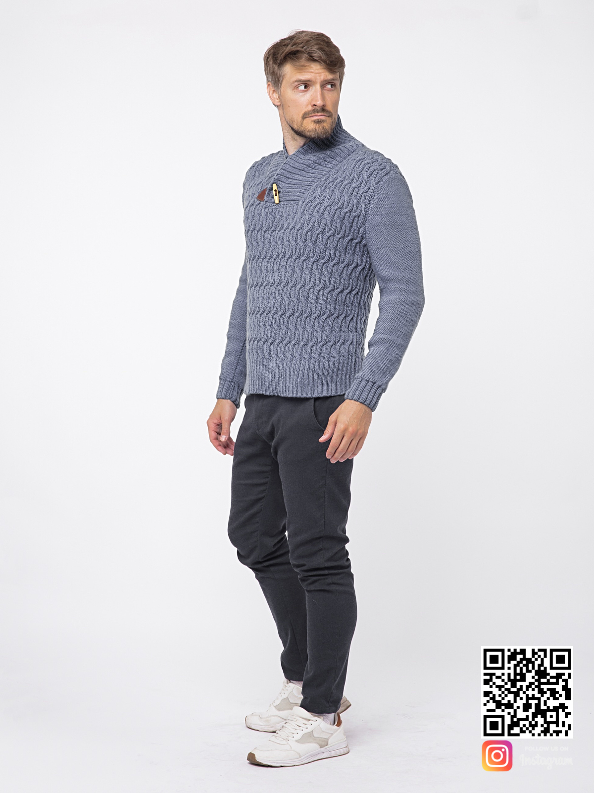 На третьей фотографии серый вязаный свитер мужской в косах от Shapar, бренда связанной одежды ручной работы в интернет-магазине вещей.