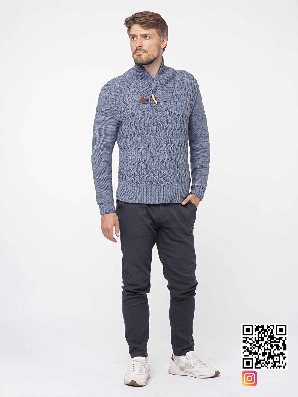 На пятой фотографии теплый мужской свитер серого цвета от Shapar, бренда связанной одежды ручной работы в интернет-магазине вещей.