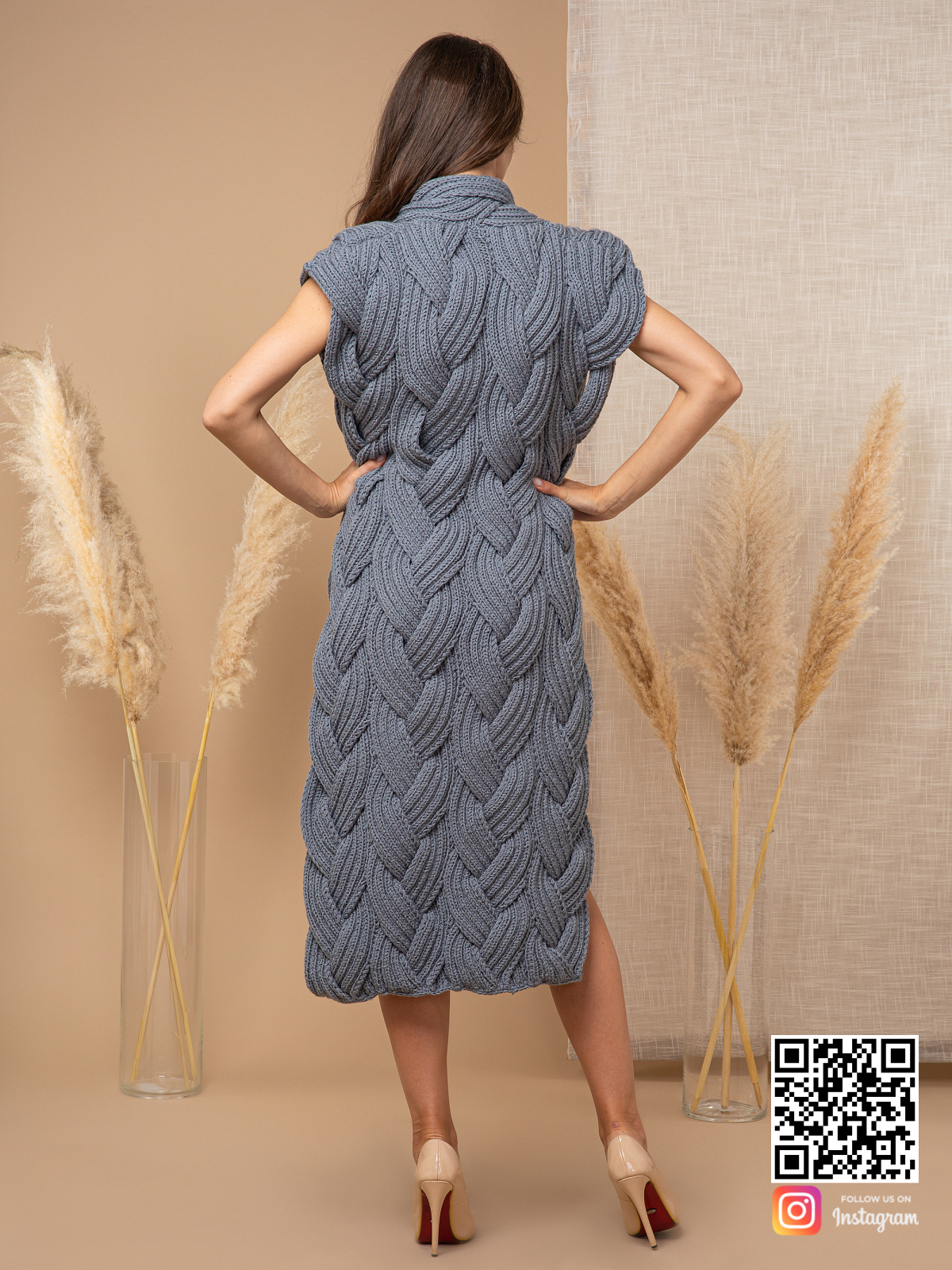 На второй фотографии серый женский жилет со спины от Shapar, бренда вязаной одежды ручной работы в интернет-магазине связанных спицами вещей.