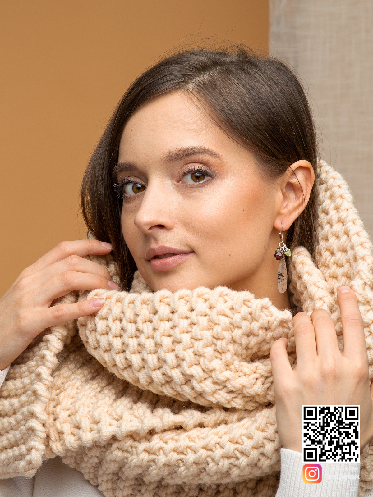 На третьей фотографии женский шарф бежевого цвета крупной вязки от Shapar, бренда вязаной одежды ручной работы в интернет-магазине связанных спицами вещей.