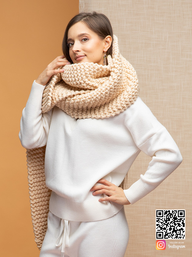 На второй фотографии женский шарф бежевого цвета от Shapar, бренда вязаной одежды ручной работы в интернет-магазине связанных спицами вещей.