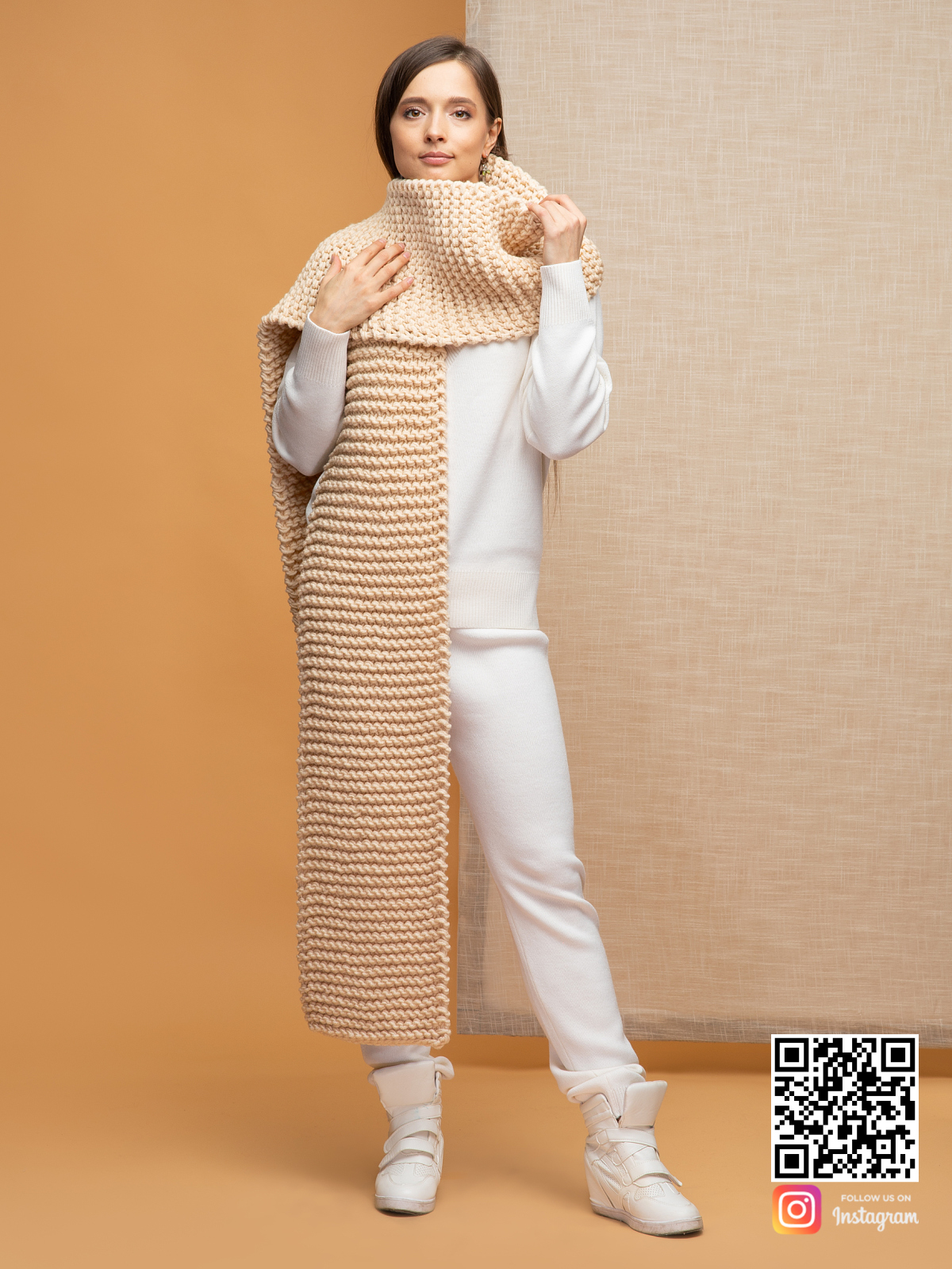 На четвертой фотографии длинный женский шарф бежевого цвета от Shapar, бренда вязаной одежды ручной работы в интернет-магазине связанных спицами вещей.