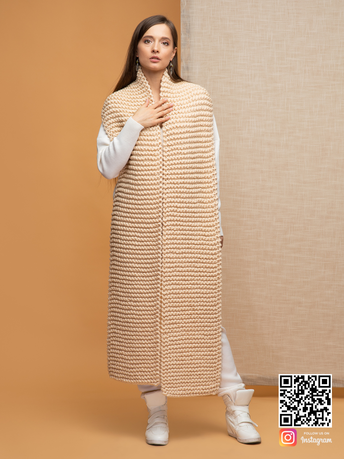 На фотографии объемный женский шарф бежевого цвета от Shapar, бренда вязаной одежды ручной работы в интернет-магазине связанных спицами вещей.