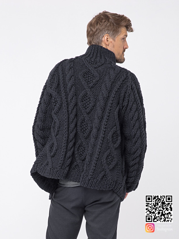 На второй фотографии шерстяной кардиган мужской со спины от Shapar, бренда вязаной одежды ручной работы в интернет-магазине связанных спицами вещей.