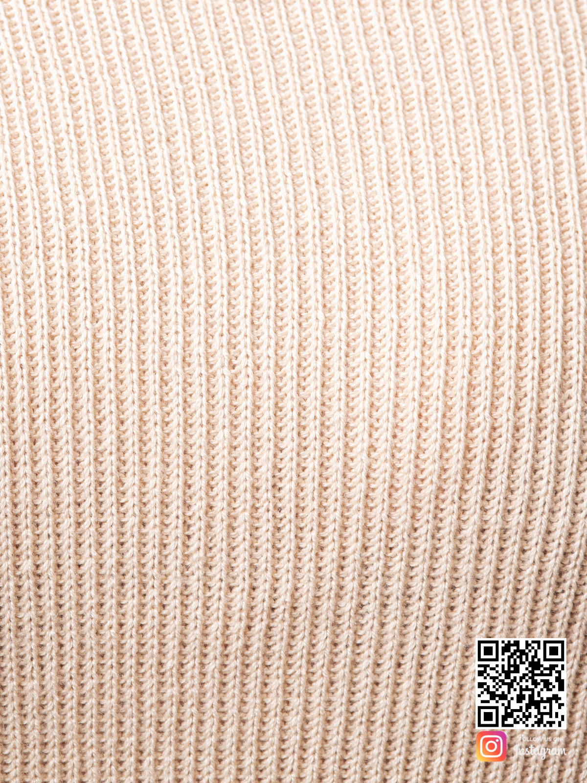 На шестой фотографии женский широкий свитер крупным планом от Shapar, бренда вязаной одежды ручной работы в интернет-магазине связанных спицами вещей.