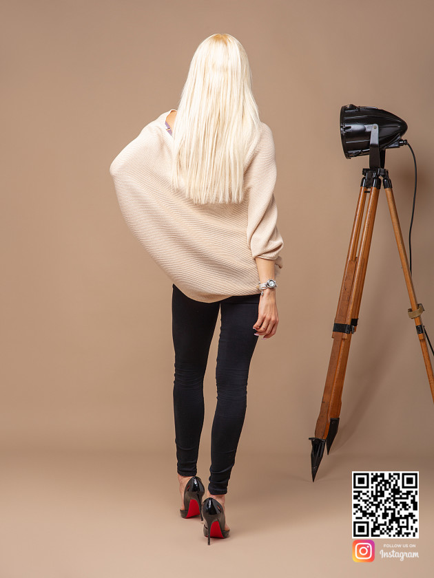 На второй фотографии женский широкий свитер со спины от Shapar, бренда вязаной одежды ручной работы в интернет-магазине связанных спицами вещей.