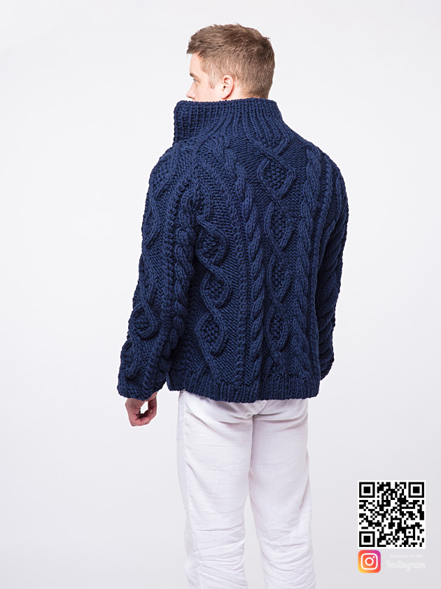 На второй фотографии синий мужской кардиган со спины от Shapar, бренда вязаной одежды ручной работы в интернет-магазине связанных спицами вещей.