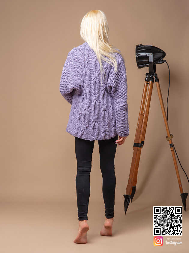 На второй фотографии женский сиреневый кардиган со спины от Shapar, бренда вязаной одежды ручной работы в интернет магазине связанных спицами вещей.