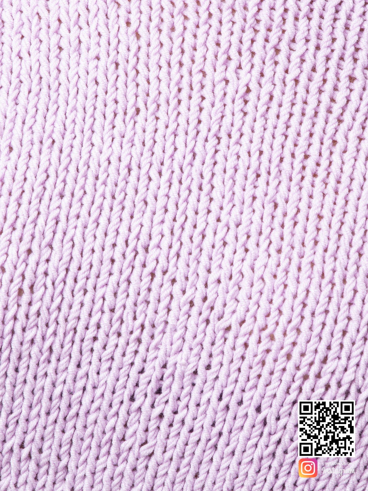 На пятой фотографии женский сиреневый свитер спицами крупным планом от Shapar, бренда вязаной одежды ручной работы в интернет-магазине связанных вещей.