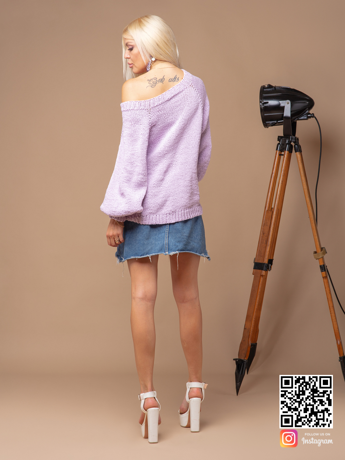 На второй фотографии женский сиреневый свитер спицами со спины от Shapar, бренда вязаной одежды ручной работы в интернет-магазине связанных вещей.