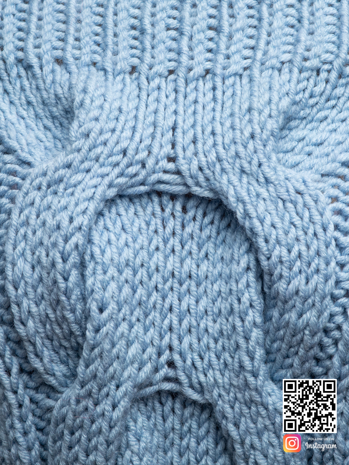 На четвертой фотографии голубой женский свитер крупным планом от Shapar, бренда вязаной одежды ручной работы в интернет-магазине связанных спицами вещей.