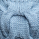 На четвертой фотографии голубой женский свитер крупным планом от Shapar, бренда вязаной одежды ручной работы в интернет-магазине связанных спицами вещей.