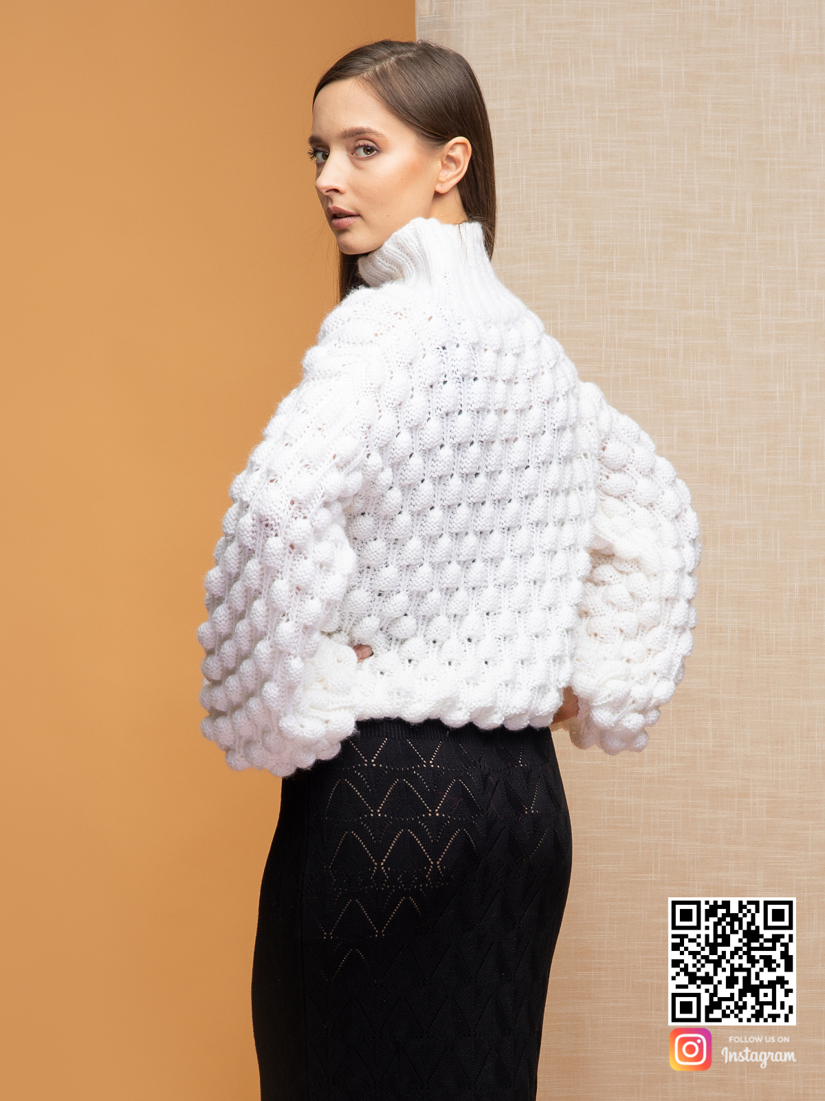 На второй фотографии свитер из мохера для женщин со спины от Shapar, бренда вязаной одежды ручной работы в интернет-магазине связанных спицами вещей.