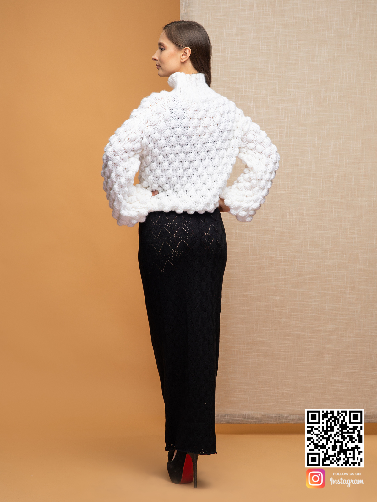 На пятой фотографии легкий свитер из мохера для женщин с высоким воротником от Shapar, бренда вязаной одежды ручной работы в интернет-магазине связанных спицами вещей.