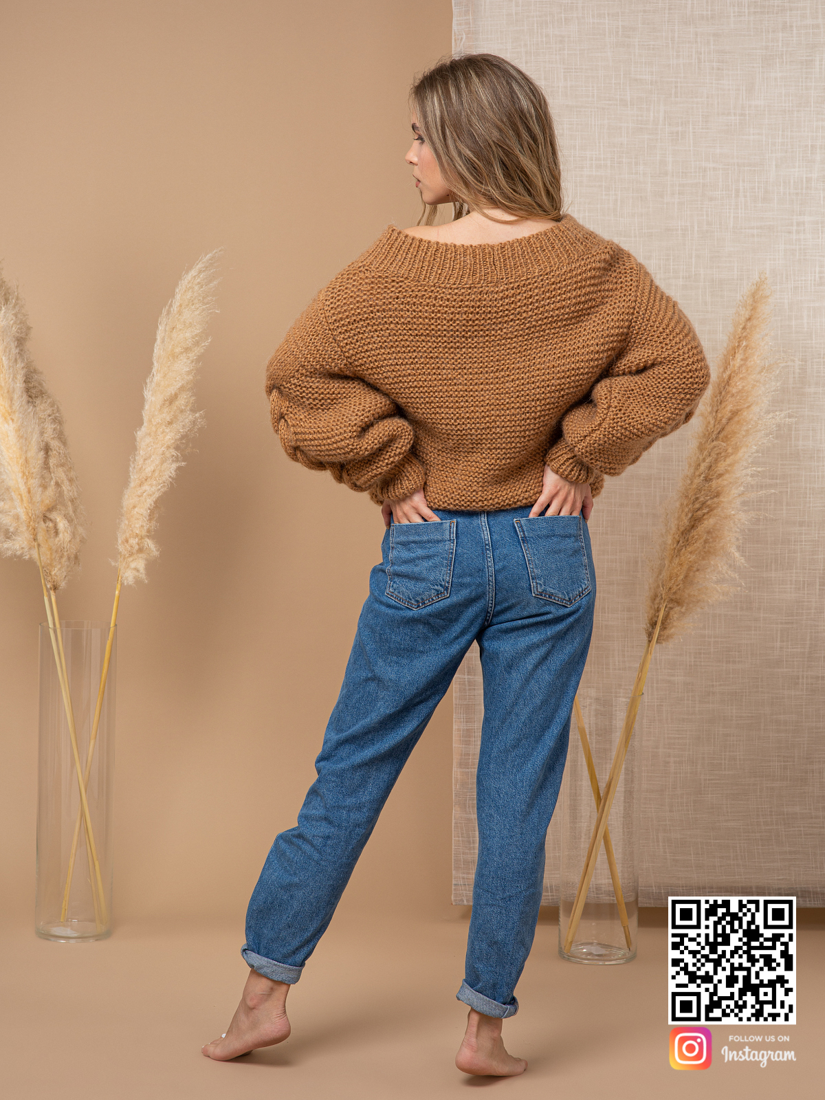 На второй фотографии женский свитер коричневого цвета со спины от Shapar, бренда вязаной одежды ручной работы в интернет-магазине связанных спицами вещей.