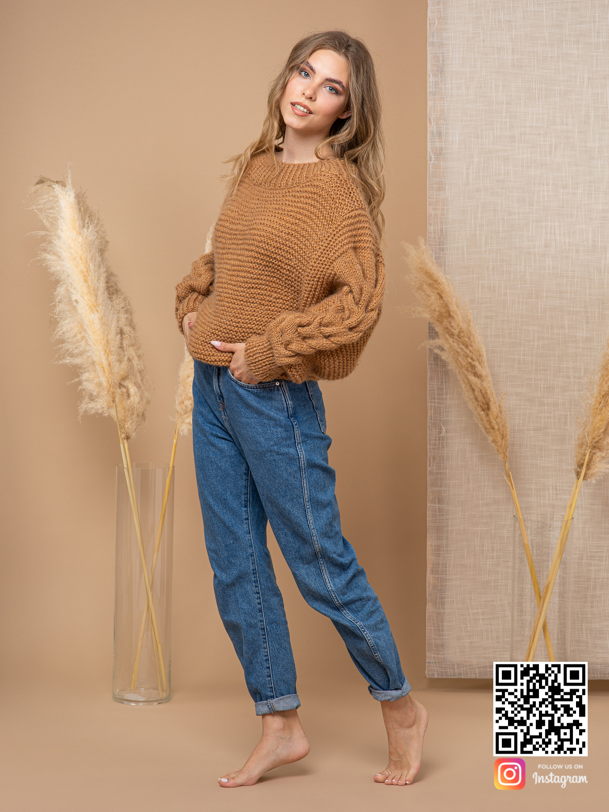 На третьей фотографии женский свитер коричневого цвета с косами на рукавах от Shapar, бренда вязаной одежды ручной работы в интернет-магазине связанных спицами вещей.