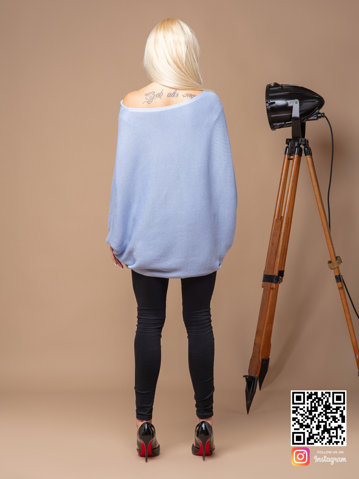 На второй фотографии женский свитер объемной вязки со спины от Shapar, бренда вязаной одежды ручной работы в интернет-магазине связанных спицами вещей.