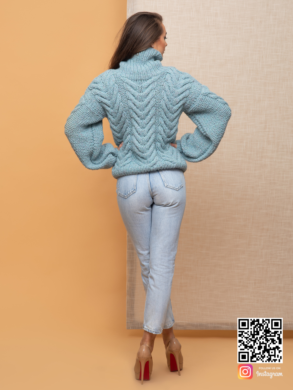 На шестой фотографии теплый свитер с объемным горлом женский от Shapar, бренда вязаной одежды ручной работы в интернет-магазине связанных спицами вещей.