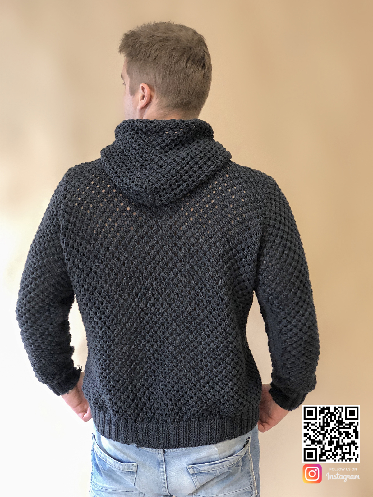 На второй фотографии свитер с капюшоном мужской со спины от Shapar, бренда вязаной одежды ручной работы в интернет-магазине связанных спицами вещей.