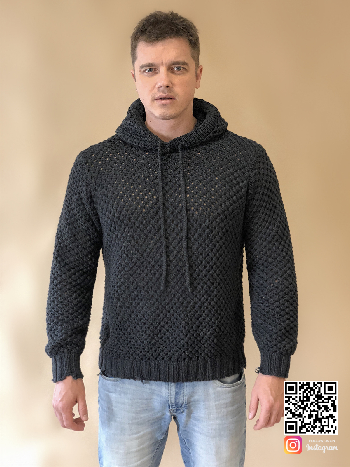 На фотографии свитер с капюшоном мужской от Shapar, бренда вязаной одежды ручной работы в интернет-магазине связанных спицами вещей.