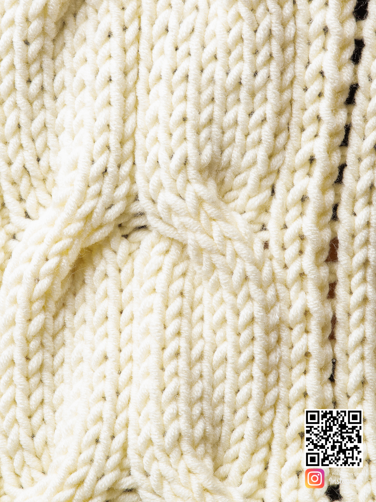 На пятой фотографии женский свитер с вырезами на плечах крупным планом от Shapar, бренда вязаной одежды ручной работы в интернет-магазине связанных спицами вещей.