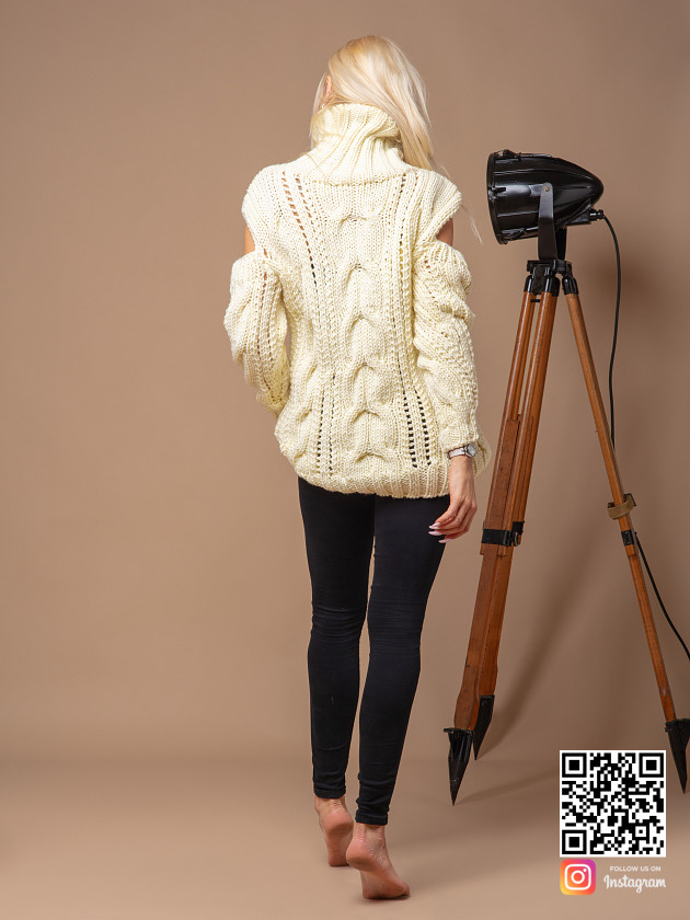 На второй фотографии женский свитер с вырезами на плечах со спины от Shapar, бренда вязаной одежды ручной работы в интернет-магазине связанных спицами вещей.