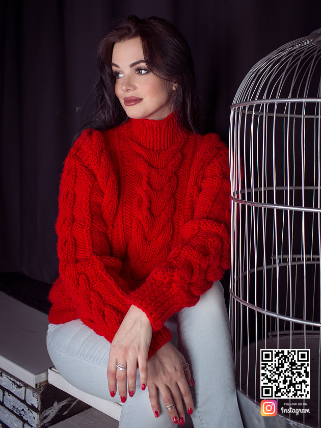 На фотографии женский связанный красный свитер в интернет-магазине Shapar, бренда вязаной одежды ручной работы.