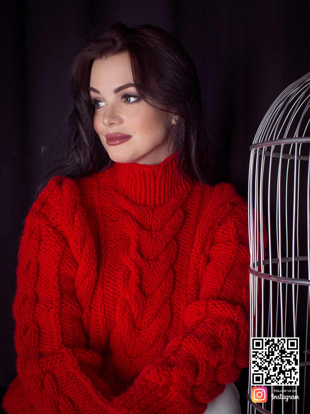 На шестой фотографии женский связанный свитер красного цвета в интернет-магазине Shapar, бренда вязаной одежды ручной работы.