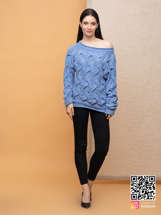 На фотографии вязаный джемпер спицами для женщин от Shapar, бренда одежды ручной работы в интернет-магазине связанных спицами вещей.