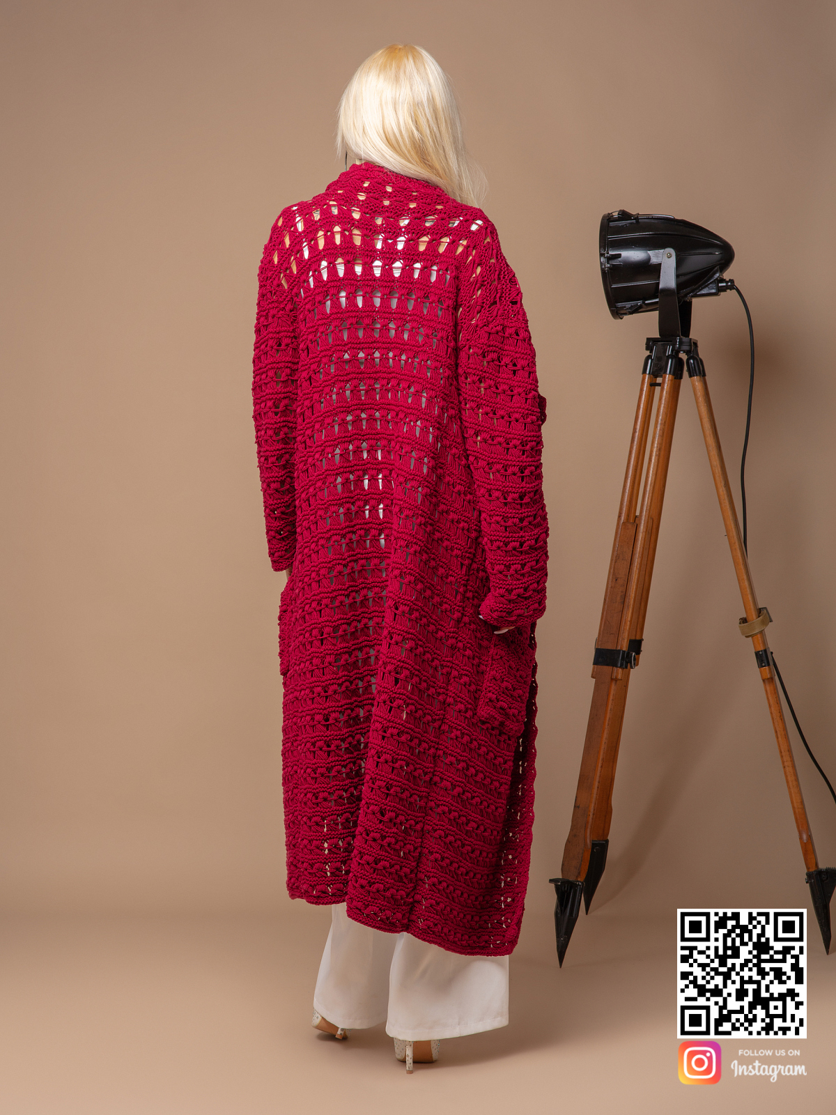 На второй фотографии женский тренч со спины от Shapar, бренда вязаной одежды ручной работы в интернет-магазине связанных спицами вещей.