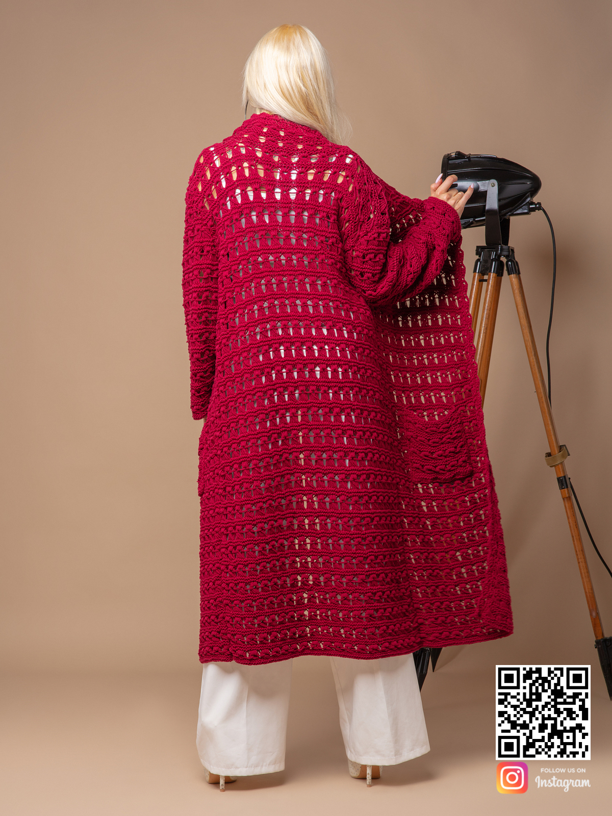 На пятой фотографии женский тренч бордового цвета от Shapar, бренда вязаной одежды ручной работы в интернет-магазине связанных спицами вещей.