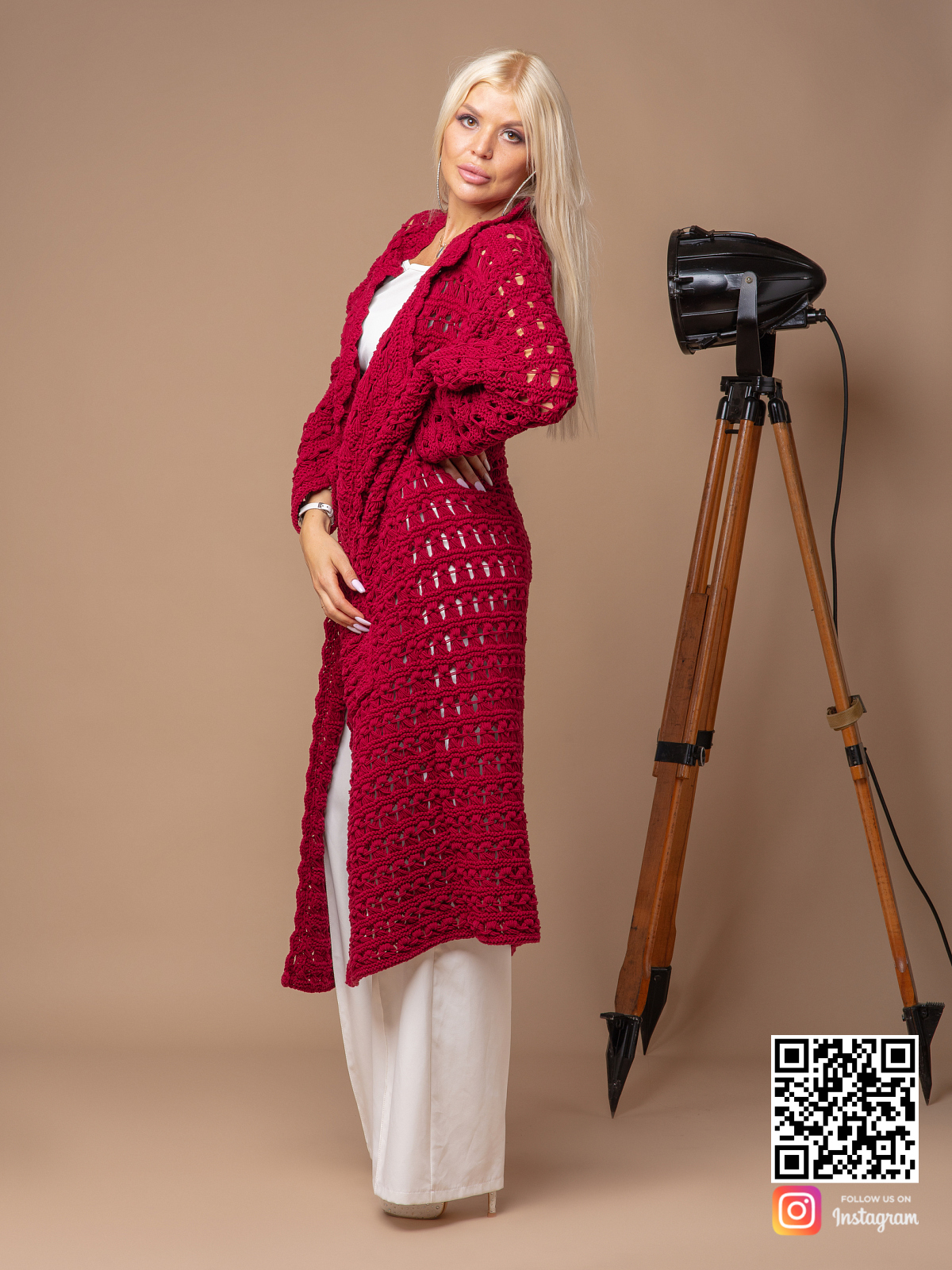 На третьей фотографии длинный женский тренч от Shapar, бренда вязаной одежды ручной работы в интернет-магазине связанных спицами вещей.
