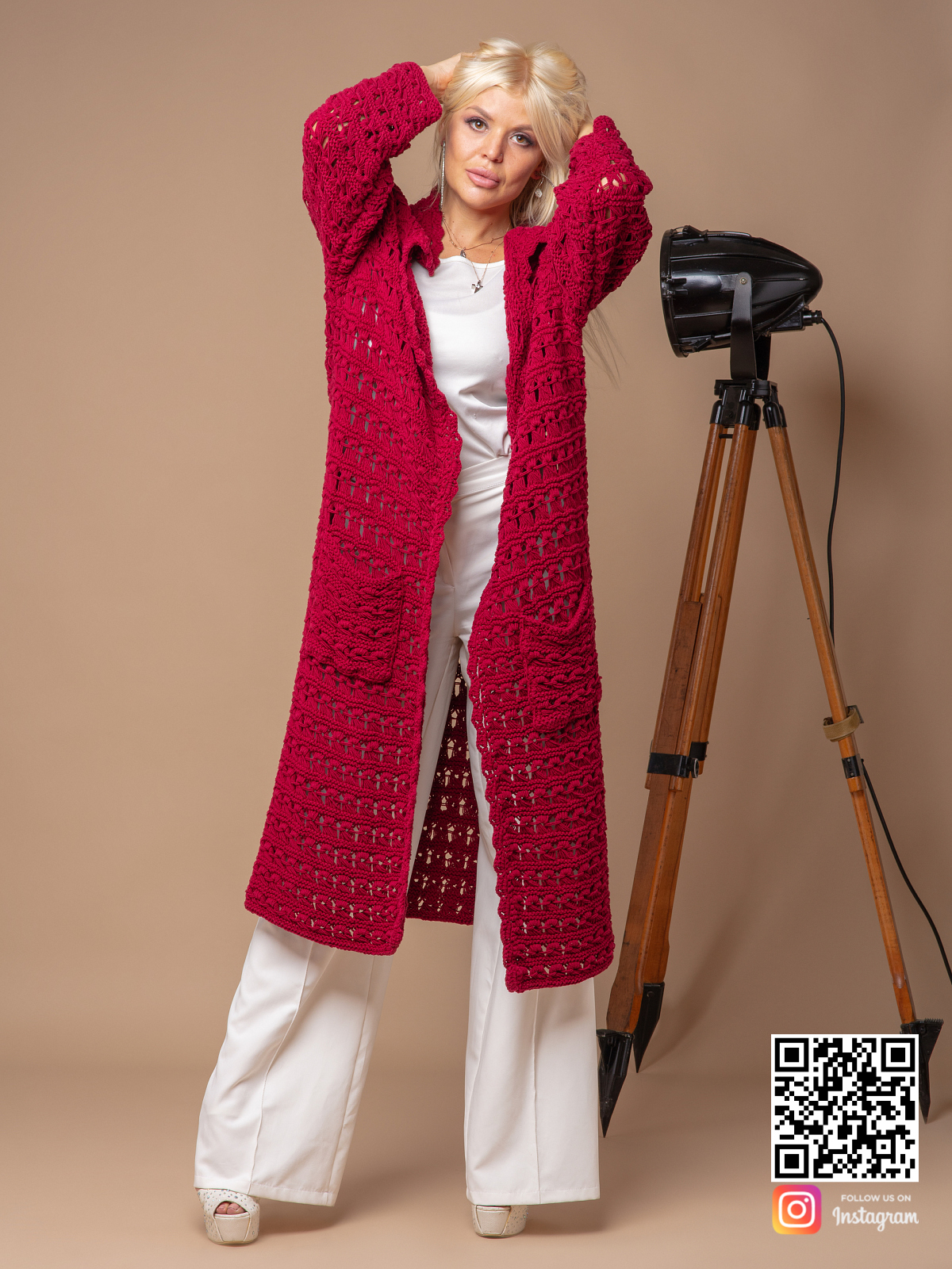 На четвертой фотографии женский тренч ажурной вязки с карманами от Shapar, бренда вязаной одежды ручной работы в интернет-магазине связанных спицами вещей.