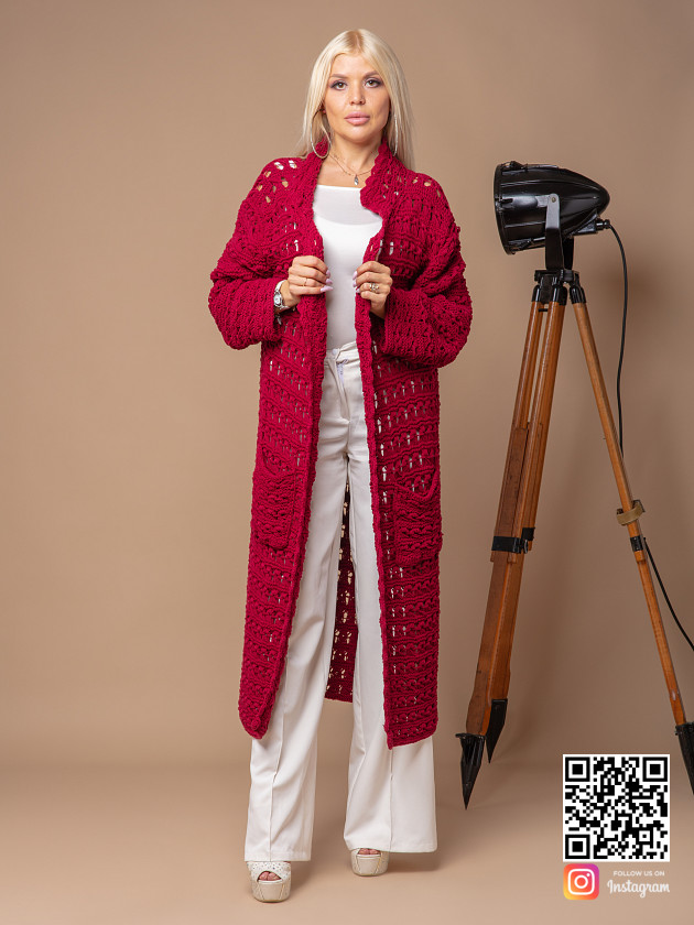 На фотографии женский тренч от Shapar, бренда вязаной одежды ручной работы в интернет-магазине связанных спицами вещей.