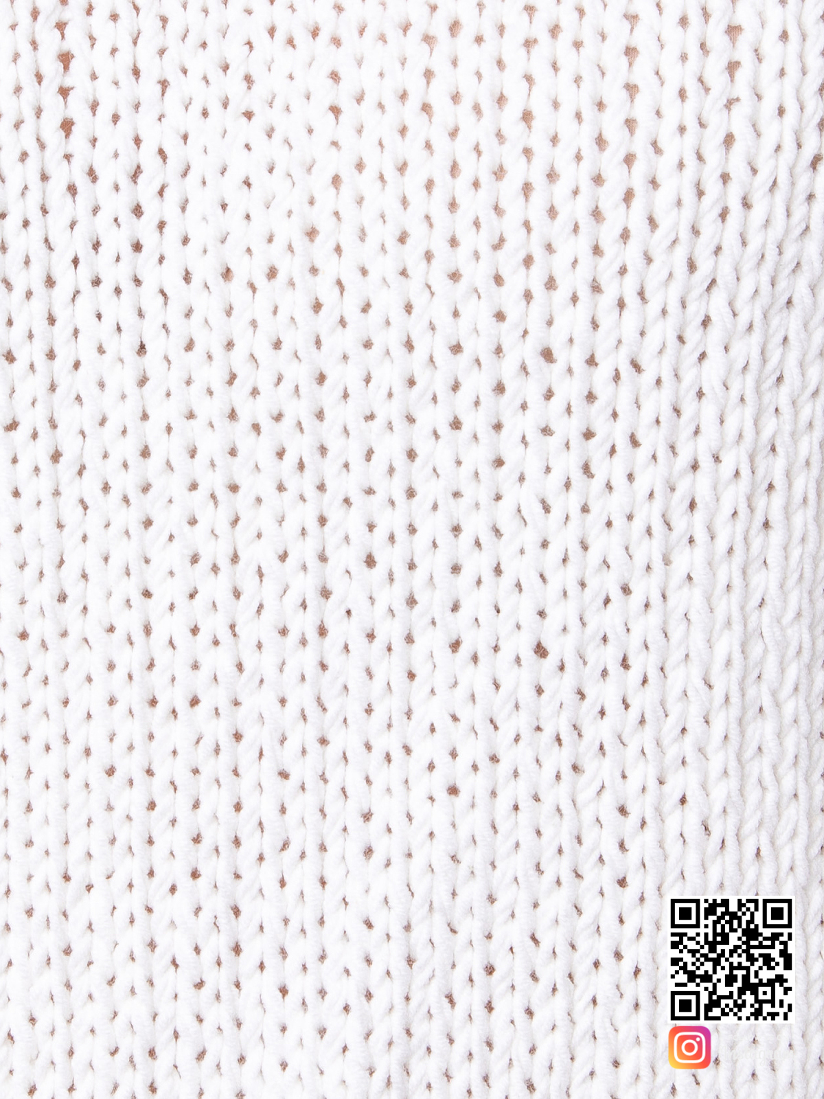 На шестой фотографии белый пуловер для женщин крупным планом от Shapar, бренда вязаной одежды ручной работы в интернет-магазине связанных спицами вещей.