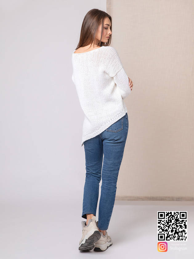 На второй фотографии белый пуловер для женщин со спины от Shapar, бренда вязаной одежды ручной работы в интернет-магазине связанных спицами вещей.