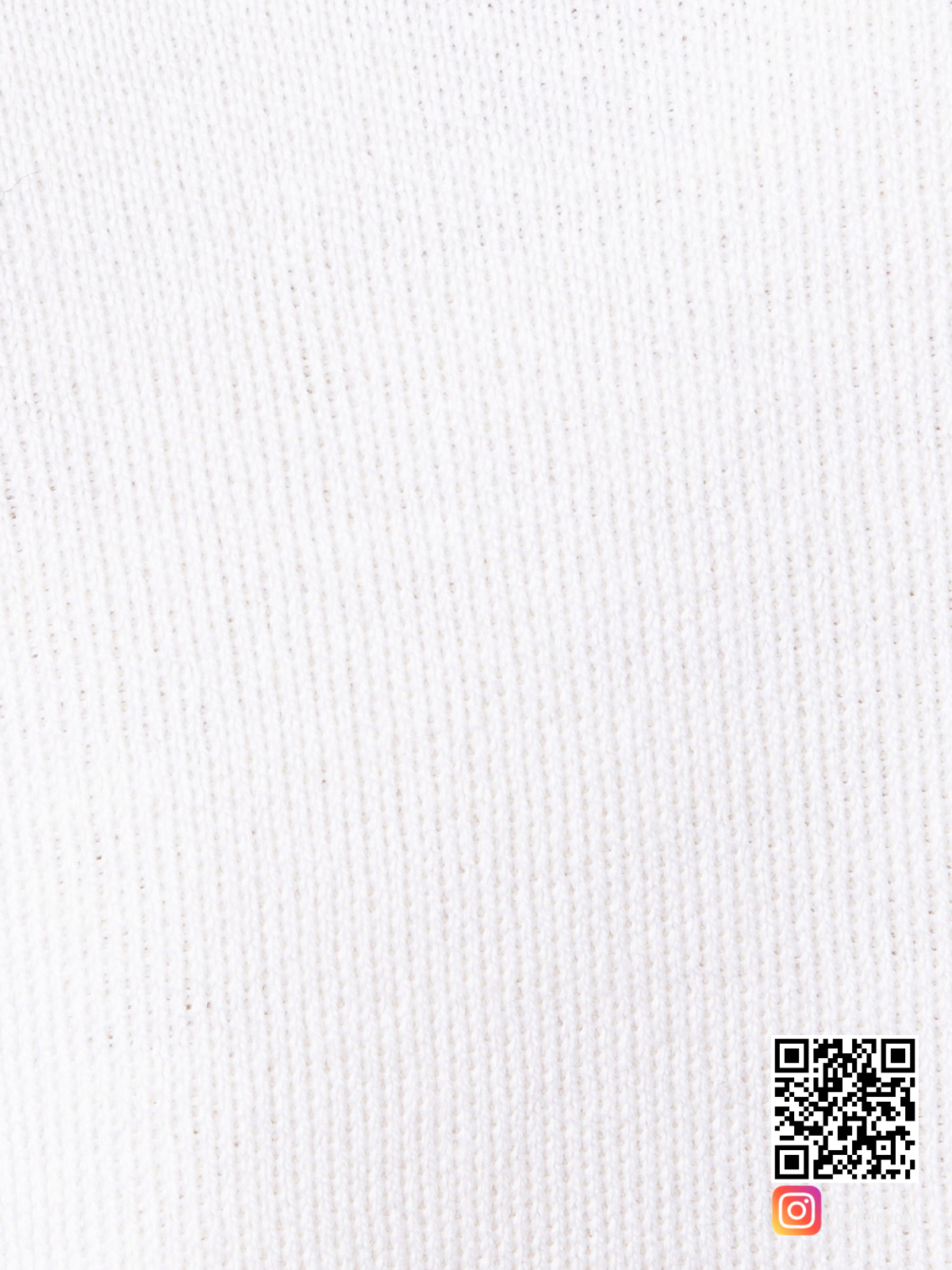 На шестой фотографии белый спортивный костюм женский крупным планом от Shapar, бренда вязаной одежды ручной работы в интернет-магазине связанных спицами вещей.