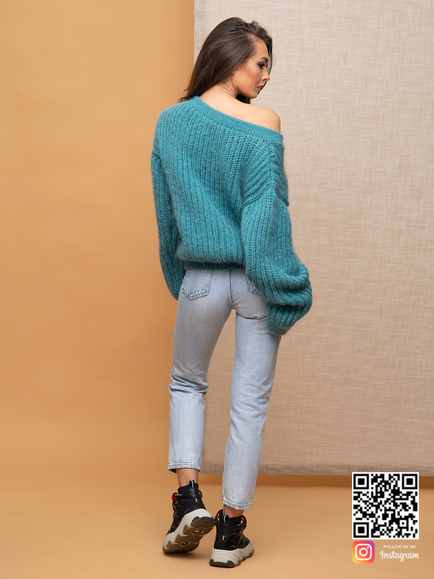 На второй фотографии женский бирюзовый пуловер со спины от Shapar, бренда вязаной одежды ручной работы в интернет-магазине связанных спицами вещей.