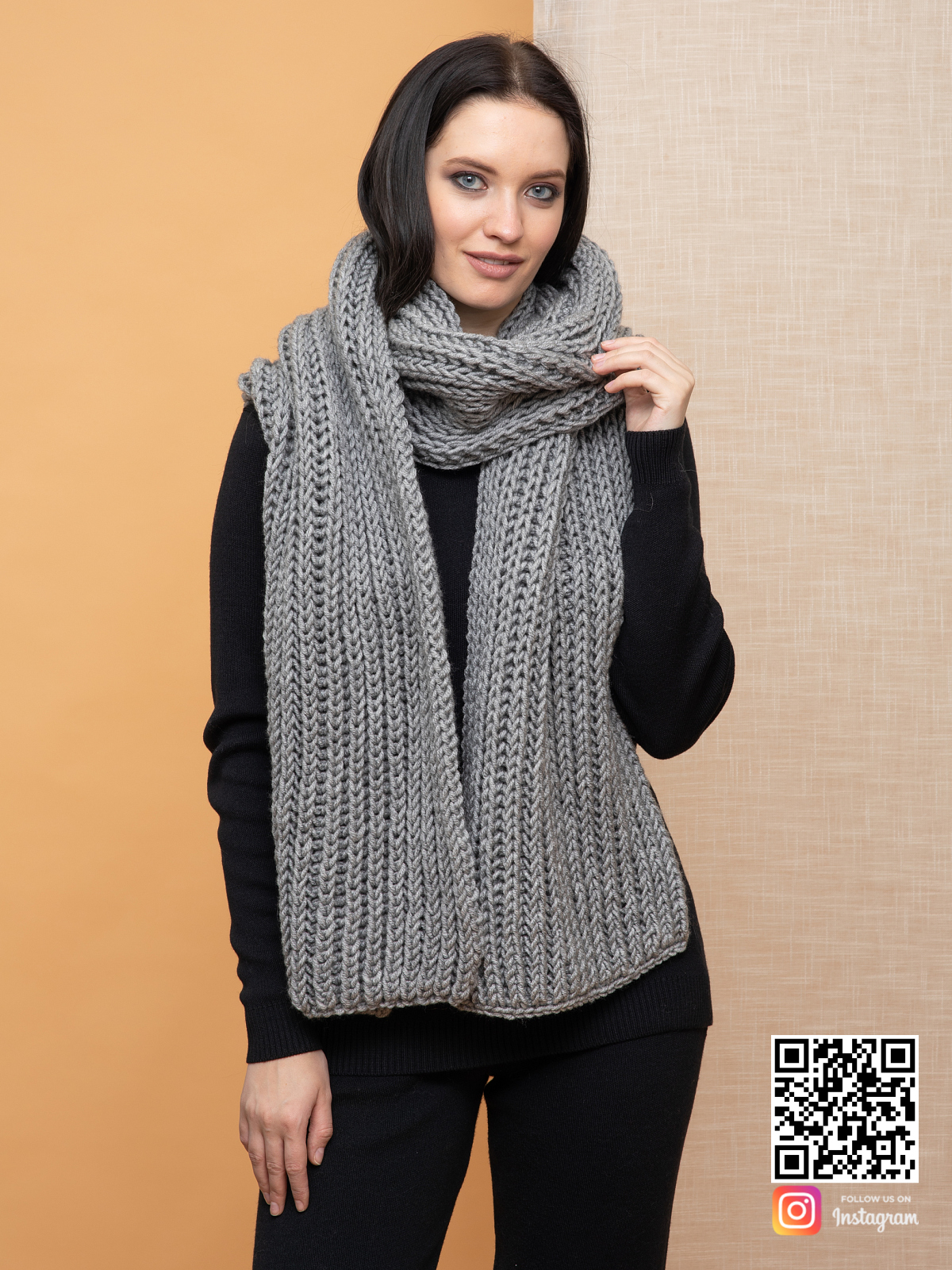 На шестой фотографии стильный большой серый шарф для девушек и женщин от Shapar, бренда вязаной одежды ручной работы в интернет-магазине связанных спицами вещей.