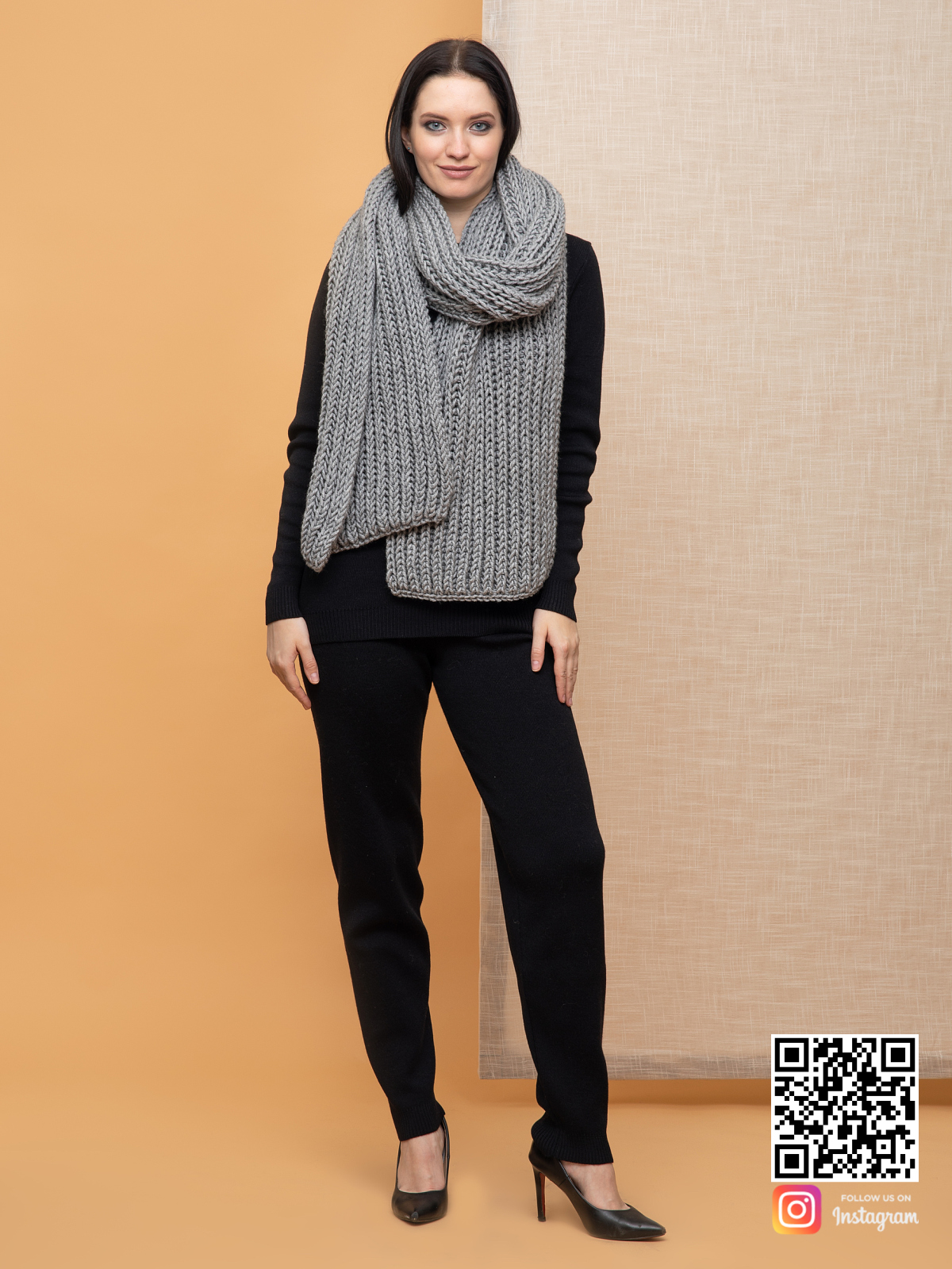 На фотографии большой серый шарф от Shapar, бренда вязаной одежды ручной работы в интернет-магазине связанных спицами вещей.