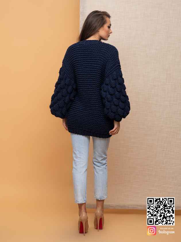 На второй фотографии черничный кардиган со спины от Shapar, бренда вязаной одежды ручной работы в интернет-магазине связанных спицами вещей.