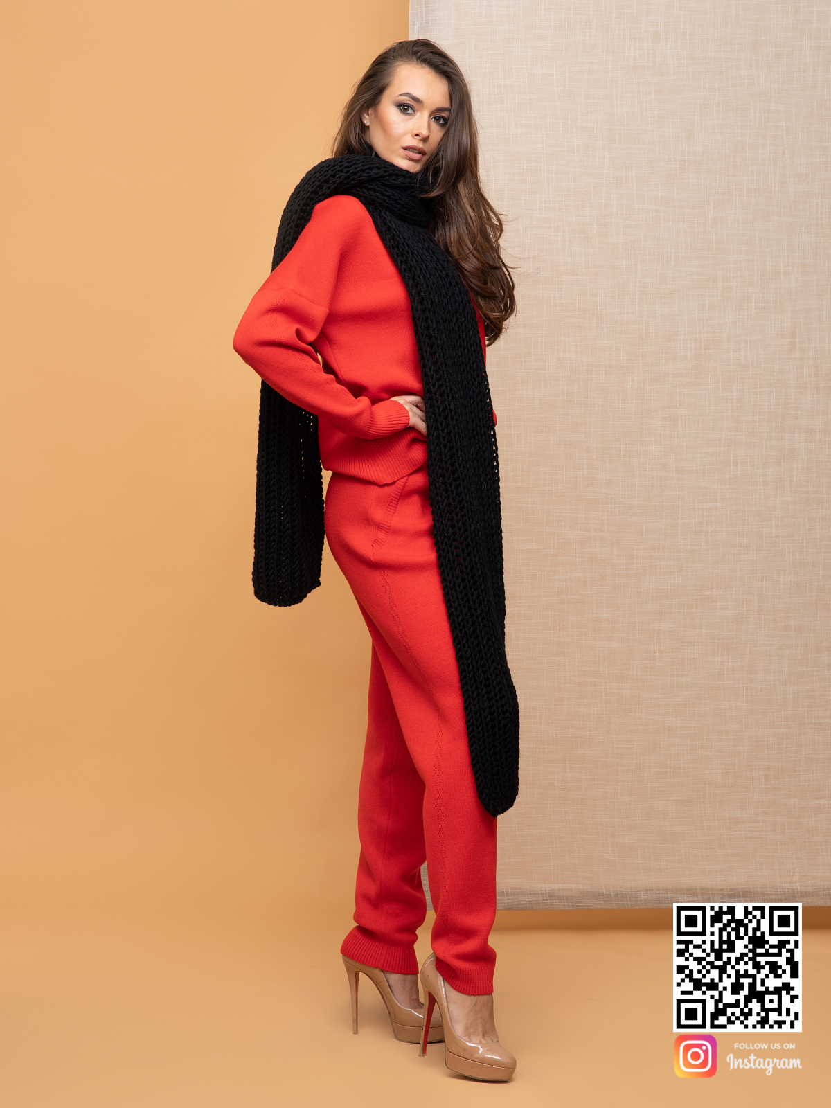 На третьей фотографии длинный черный теплый шарф для девушек от Shapar, бренда вязаной одежды ручной работы в интернет-магазине связанных спицами вещей.