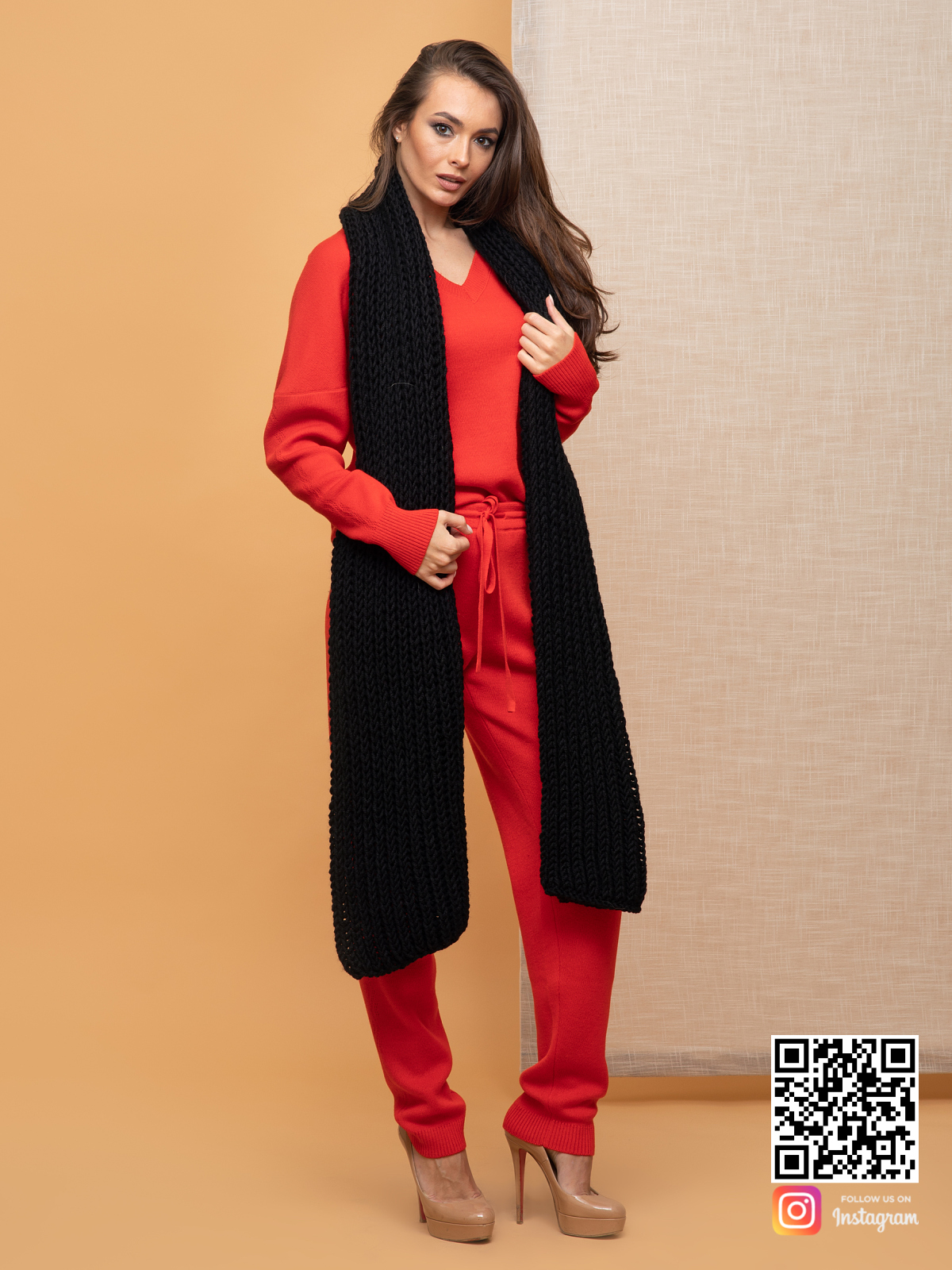 На фотографии женский черный теплый шарф крупной вязки от Shapar, бренда вязаной одежды ручной работы в интернет-магазине связанных спицами вещей.