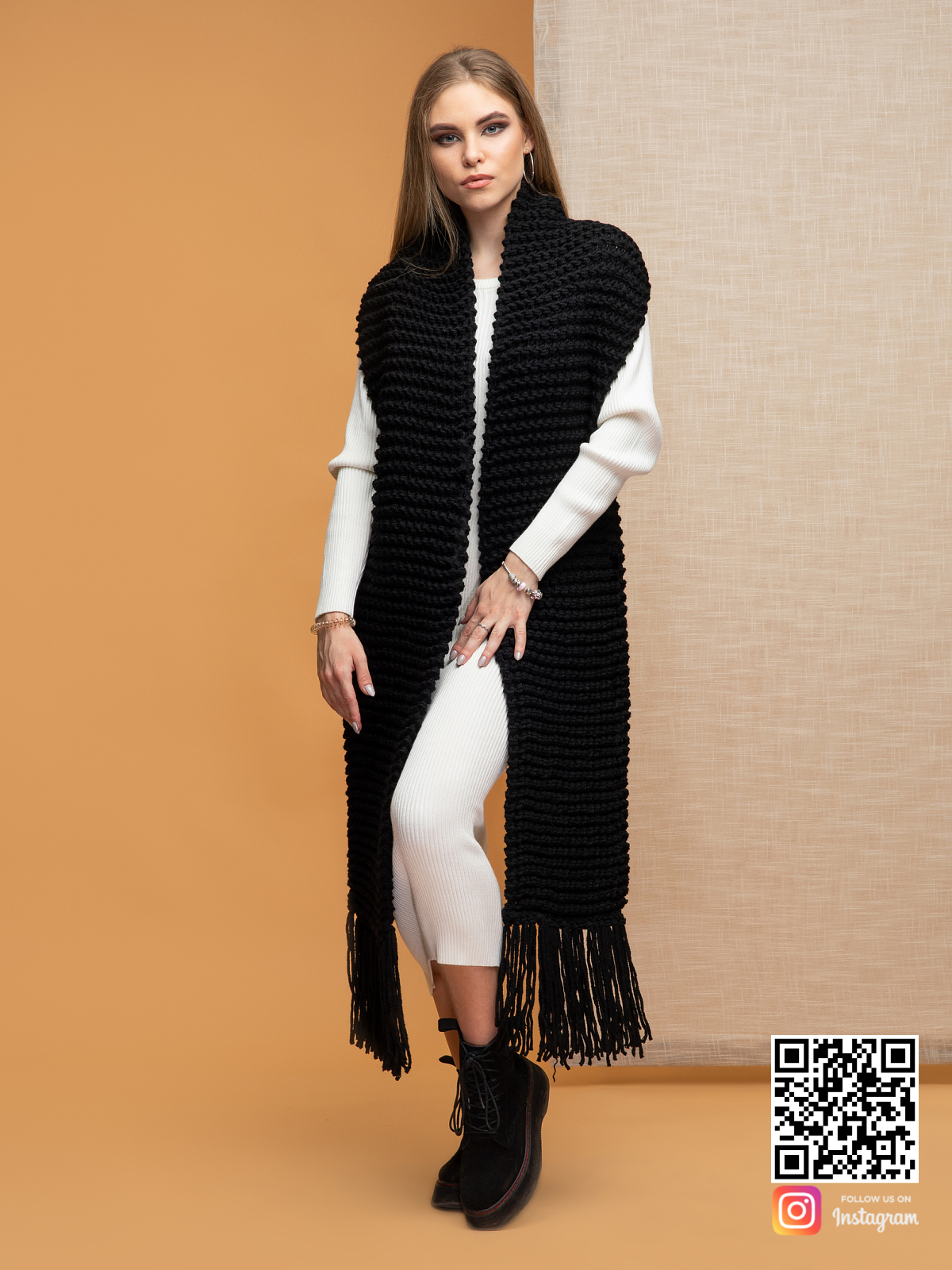 На фотографии женский длинный черный шарф от Shapar, бренда вязаной одежды ручной работы в интернет-магазине связанных спицами вещей.