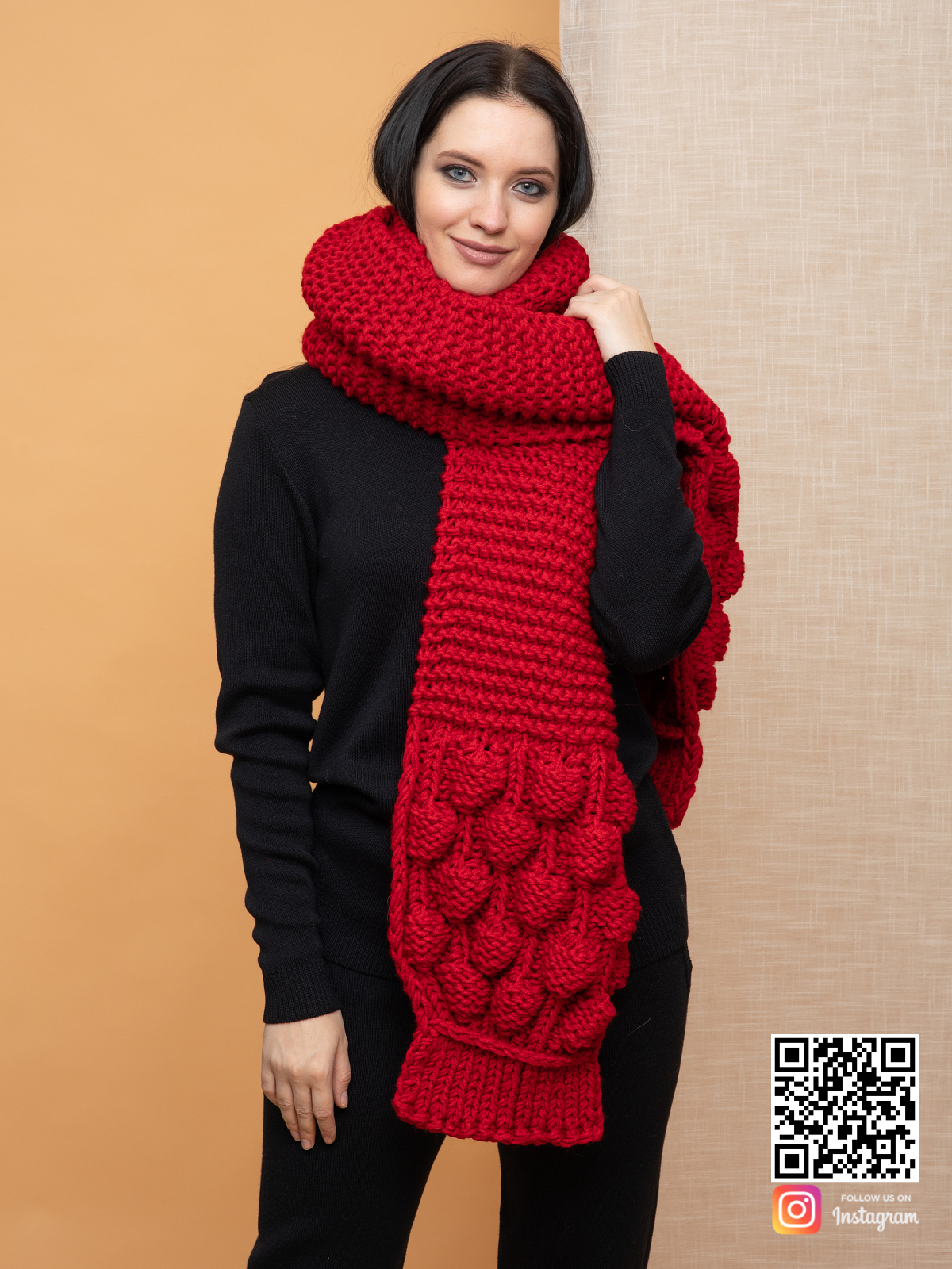 На фотографии женский длинный красный шарф от Shapar, бренда вязаной одежды ручной работы в интернет-магазине связанных спицами вещей.