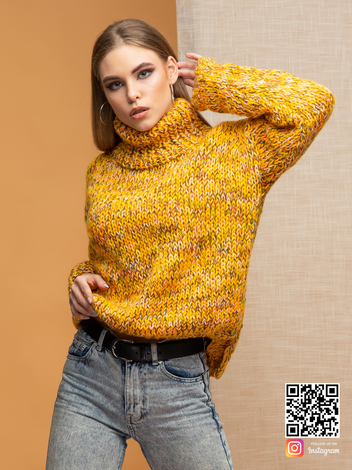 На фотографии женский дорогой свитер от Shapar, бренда вязаной одежды ручной работы в интернет-магазине связанных спицами вещей.