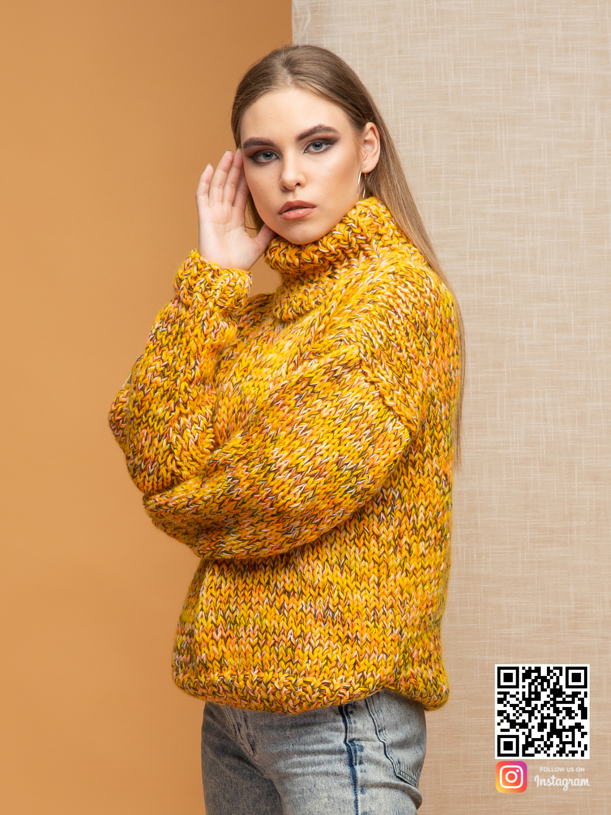 На третьей фотографии женский дорогой свитер с воротником от Shapar, бренда вязаной одежды ручной работы в интернет-магазине связанных спицами вещей.