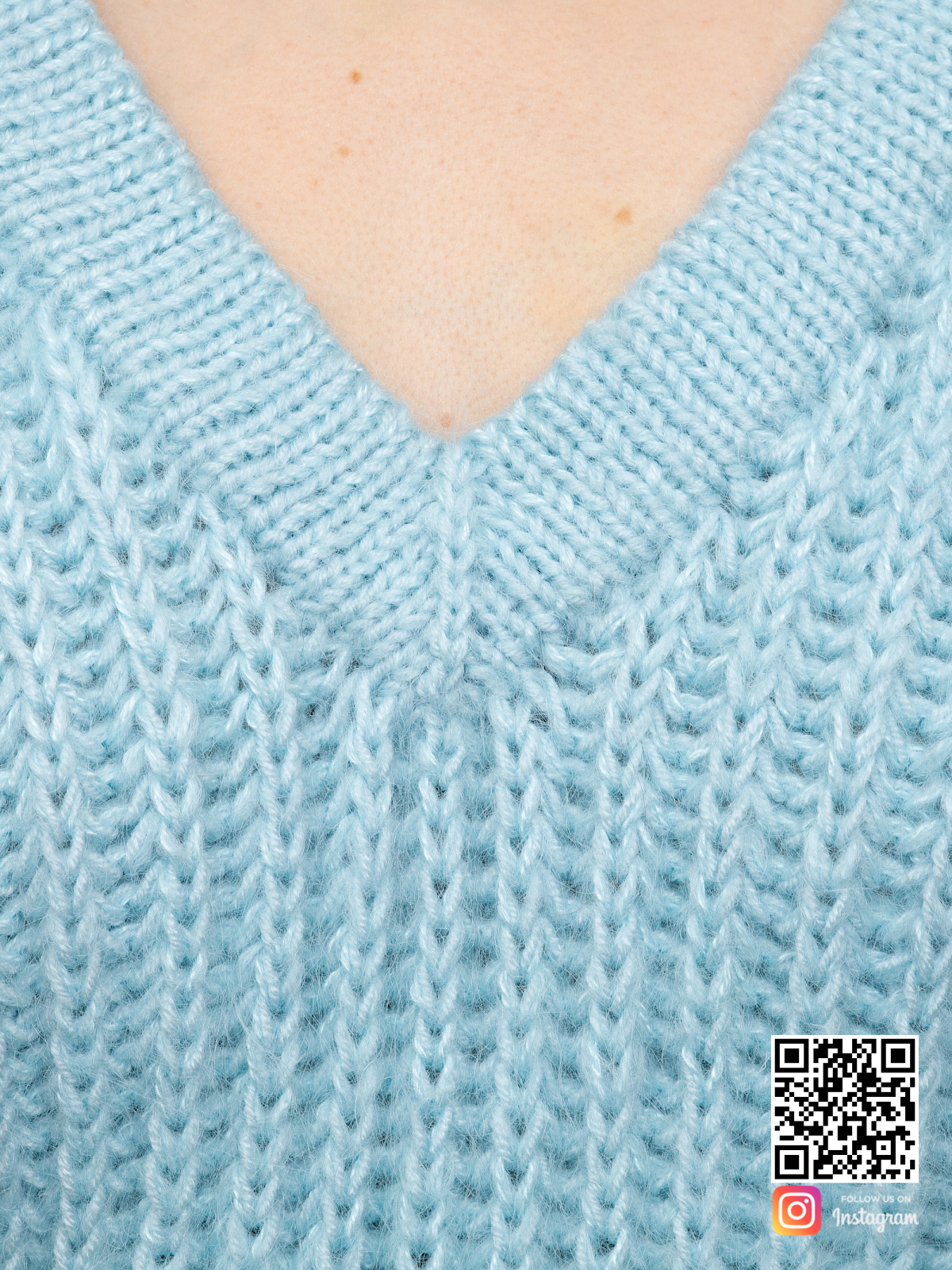 На шестой фотографии мохеровый голубой джемпер женский крупным планом от Shapar, бренда вязаной одежды ручной работы в интернет-магазине связанных спицами вещей.