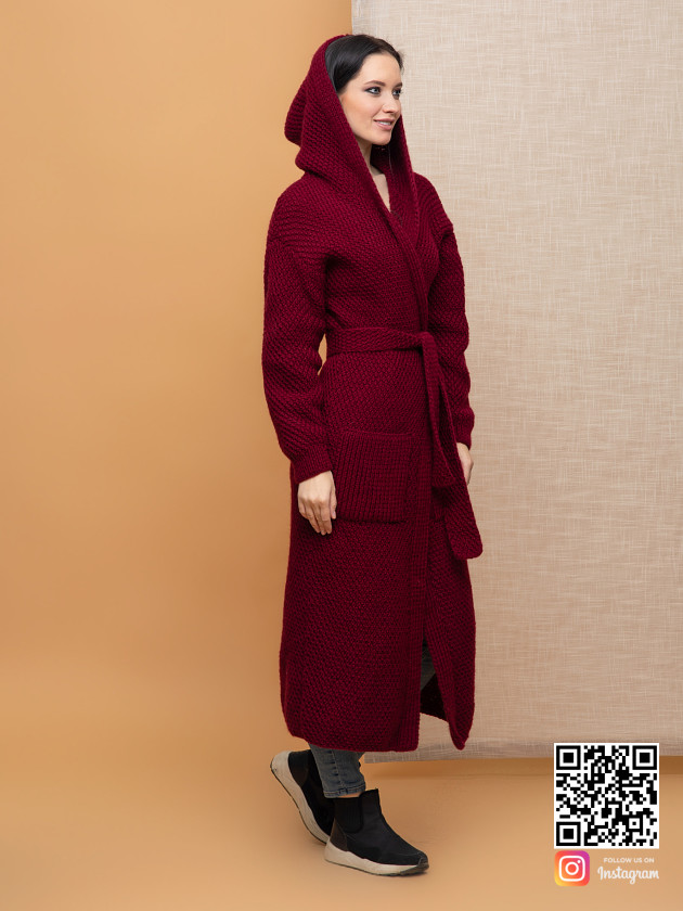 На фотографии кардиган бордовый женский с капюшоном от Shapar, бренда вязаной одежды ручной работы в интернет-магазине связанных спицами вещей.