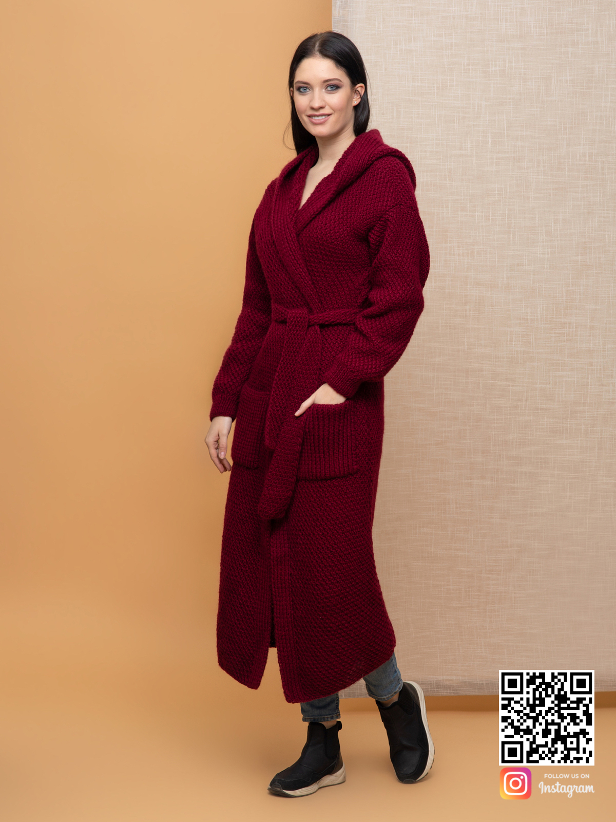На третьей фотографии кардиган бордовый женский от Shapar, бренда вязаной одежды ручной работы в интернет-магазине связанных спицами вещей.